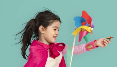 oyuncak fırıldak tutan kız