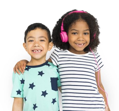 çocuk kız kulaklık ile sarılma