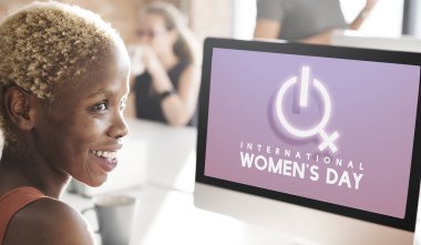 Bilgisayarda çalışan iş kadını