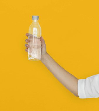 plastik şişe tutan el