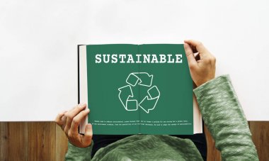 kadın masasında kitap okumak