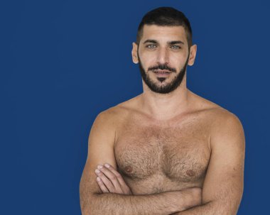 Genç Beyaz gömleksiz adam