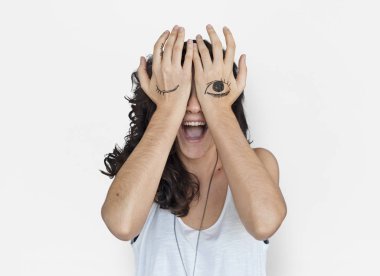 kadın kapsayan gözlerin ellerle