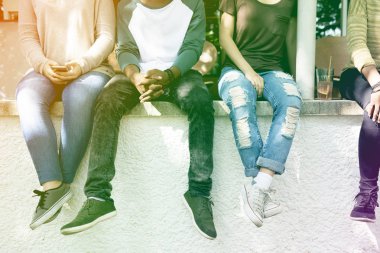 Arkadaşlar birlikte vakit geçiriyorlar.