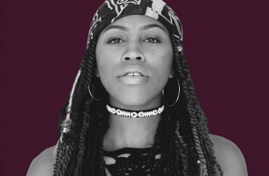 Stüdyoda olan Dreadlocks kadın