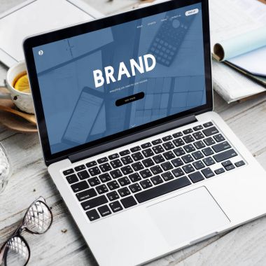 ahşap masa üstünde açılan laptop