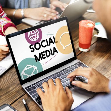 dizüstü bilgisayar kullanan adam resmini kırpılmış