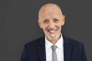 gülümseyen kıdemli yetişkin adam