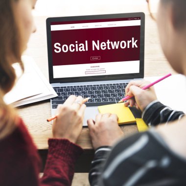 dizüstü bilgisayar kullanan iki kız