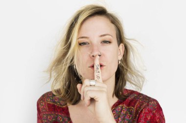 Sessizlik işareti gösteren kadın