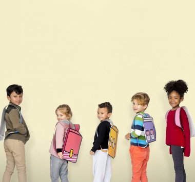 Okul arkadaşları ile kağıt sırt çantaları 