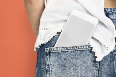 kot pantolon cebinde dijital smartphone