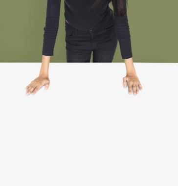 Kadının ellerini masada