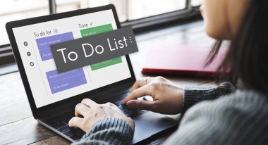 Kafede dizüstü bilgisayar ile çalışan kadın