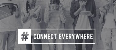 Arkadaşlar dijital cihazlar kullanarak