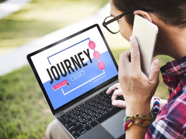 adam açık havada dizüstü klavyede yazarak