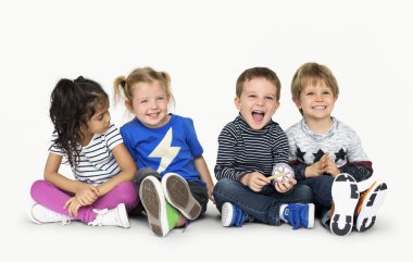 katta oturan mutlu çocuk