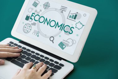 Dizüstü bilgisayarda yazan kadın klavyesi