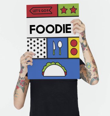 Dövmeli kişi holding afiş.