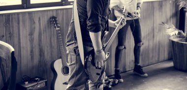 Gitar çalan adam