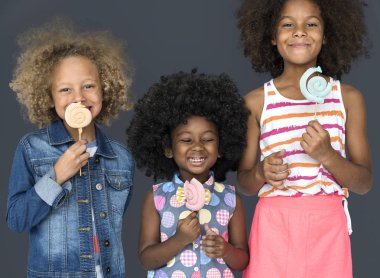 lolipop ile Afrikalı Çocuk