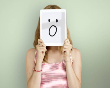 Dijital tablet kapsayan yüz tutan kadın