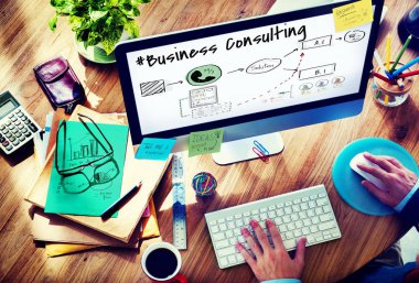 Bilgisayar kullanan bir iş adamı  