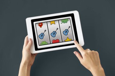 kişi holding dijital tablet