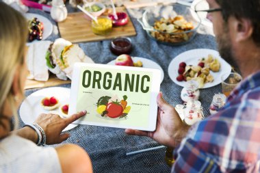 Tablet ve sahip piknik kullanarak çift