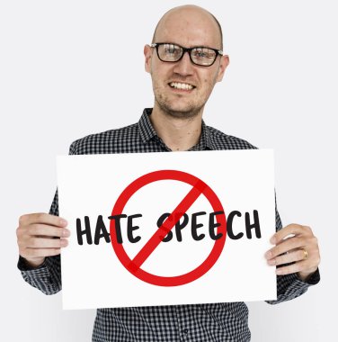 Olgun adam holding afiş.