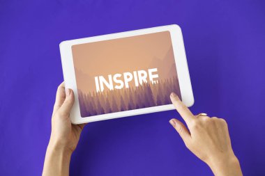 kişi holding dijital tablet