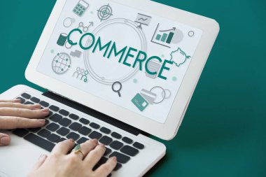 Dizüstü bilgisayarda yazan kadın klavyesi