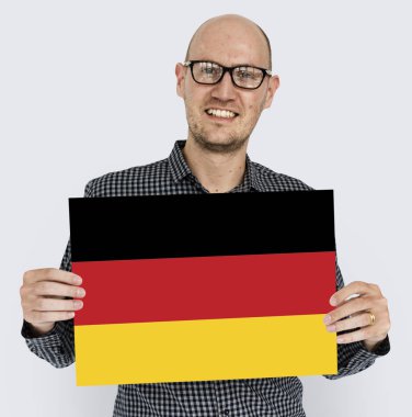 Olgun adam Alman bayrağı tutarak.