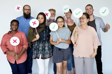 Çeşitli insanlardan oluşan bir grup 