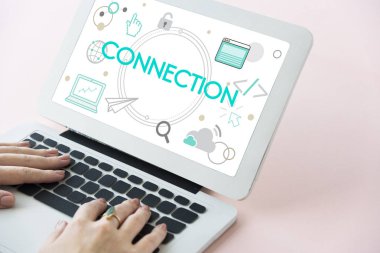 Dizüstü bilgisayarda yazan kadın klavyesi