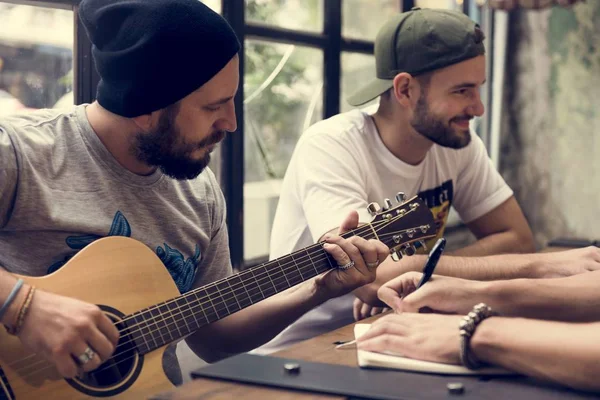 Adam gitar çalıyor. — Stok fotoğraf