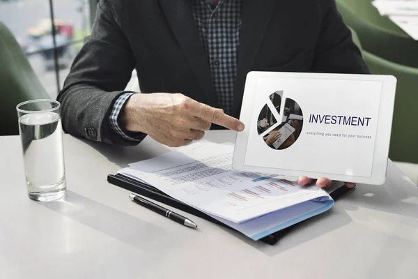 Hombre de negocios señalando el dedo en la tableta digital — Foto de Stock