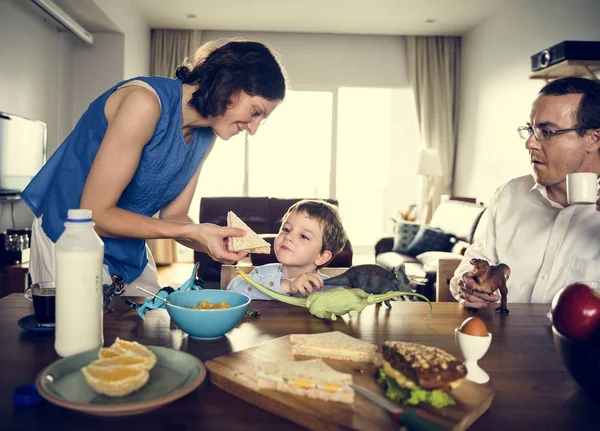 Familjen äter hälsosam frukost — Stockfoto