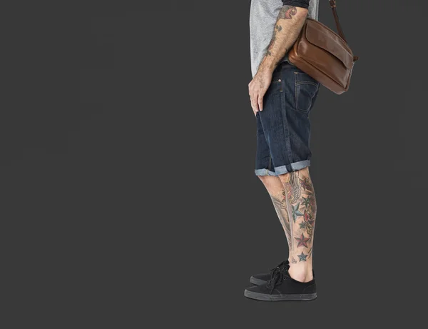 Mannelijke benen met tatoeages — Stockfoto