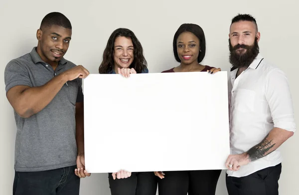 Pessoas segurando banner em branco — Fotografia de Stock