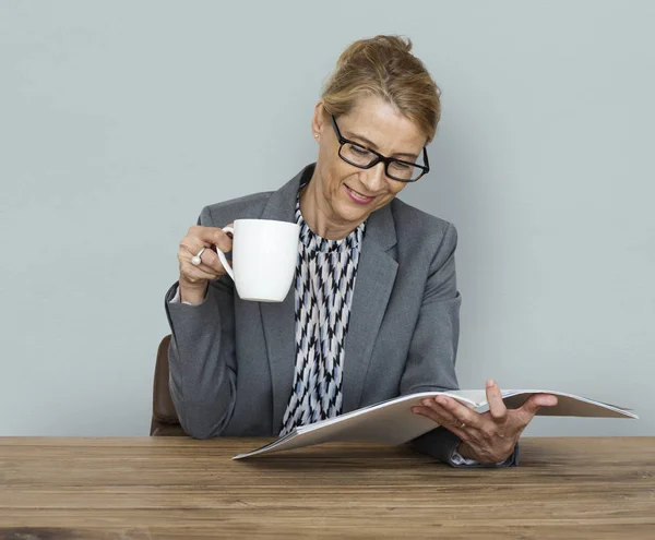 Mujer de negocios leyendo documentos y tomando café —  Fotos de Stock