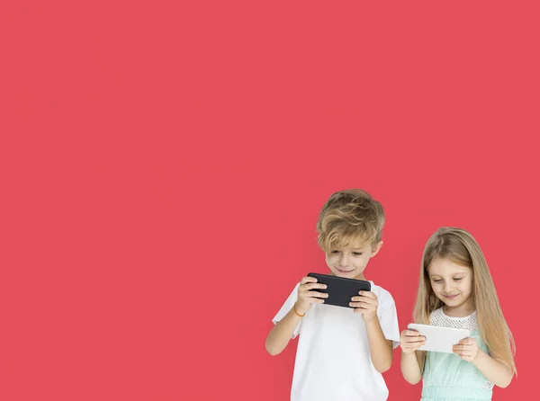 Bambini che giocano ai telefoni cellulari — Foto Stock