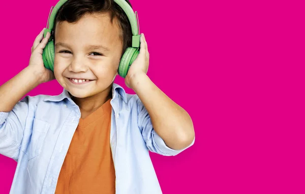 Młody chłopiec azjatyckich noszenie słuchawek — Zdjęcie stockowe