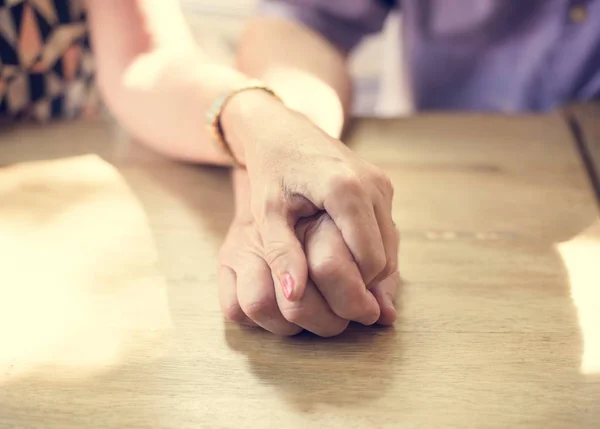 Mensen die handen vasthouden — Stockfoto