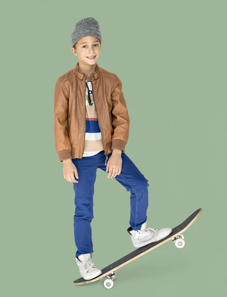 Chlapec v klobouku pózuje s skateboard — Stock fotografie