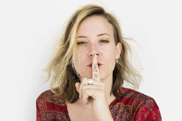 Vrouw die zwijgteken toont — Stockfoto