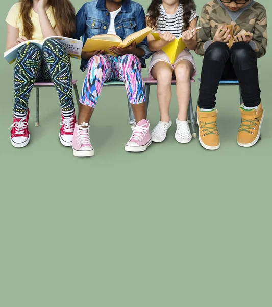 Enfants assis sur des chaises avec des livres — Photo