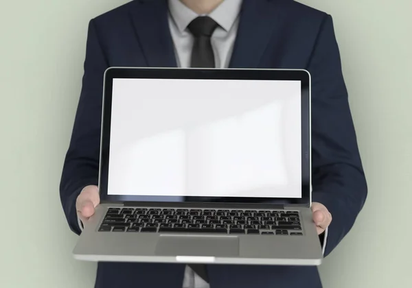 Geschäftsmann zeigt Laptop — Stockfoto