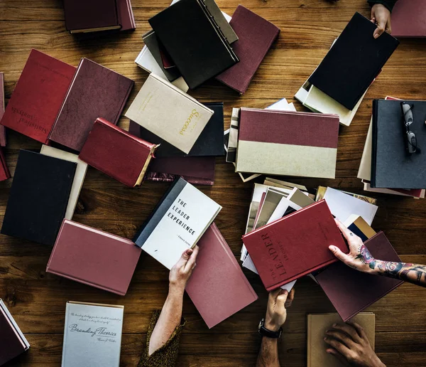 Pessoas Mãos Com Livros — Fotografia de Stock