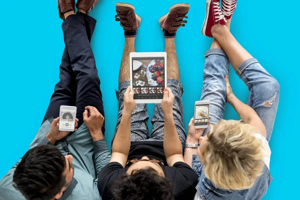 Menschen, die Geräte benutzen — Stockfoto